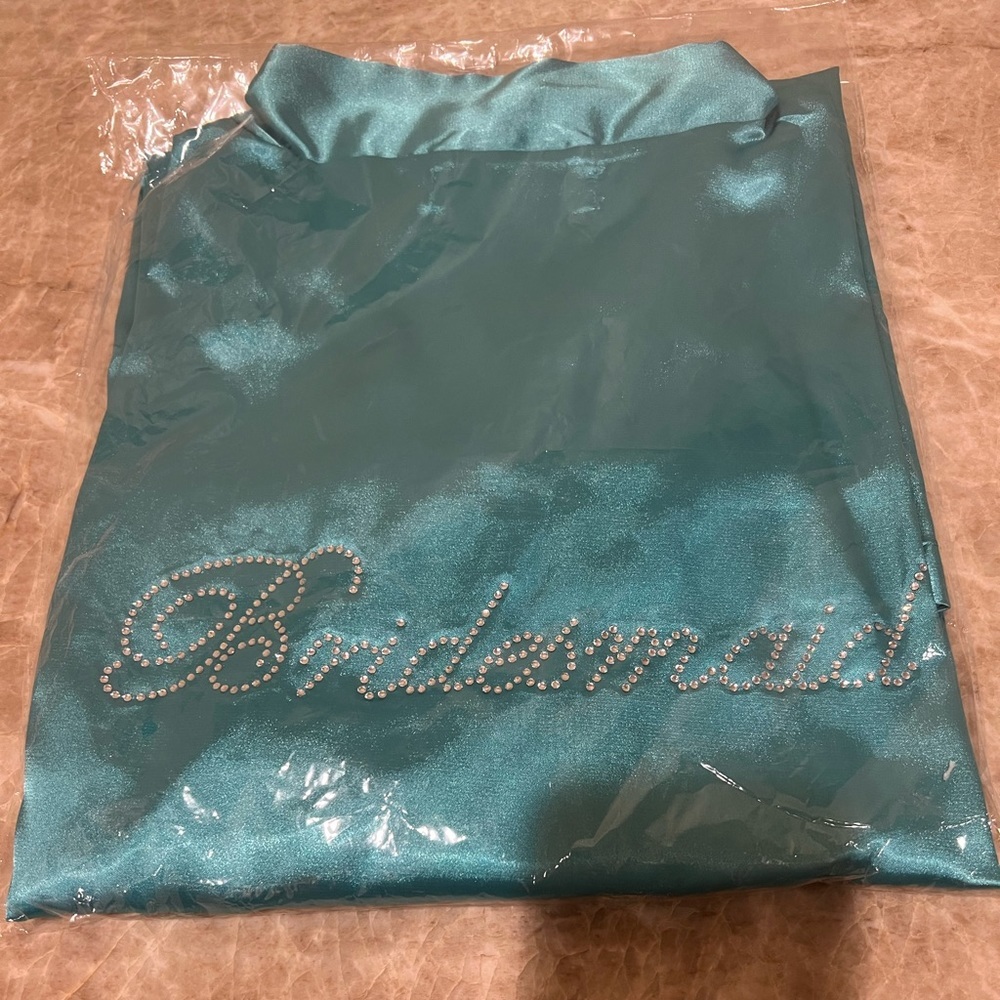 Satin Bridesmaid Robe w/ Rhinestones spelling Bridesmaid on back. NWOT. Size XL